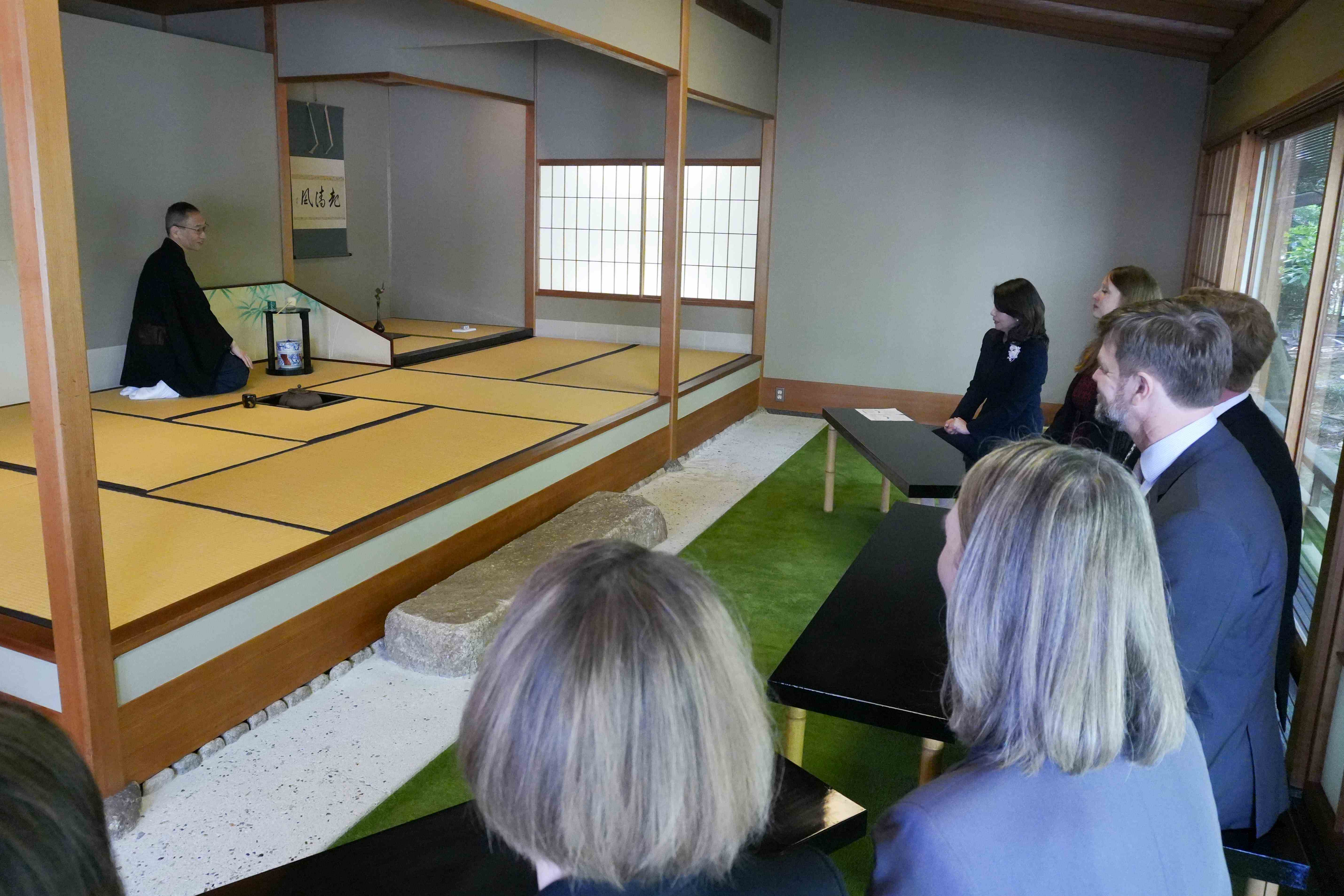 Mrs. Kishida attending a Japanese tea ceremony with JET Program alumni and others (3)