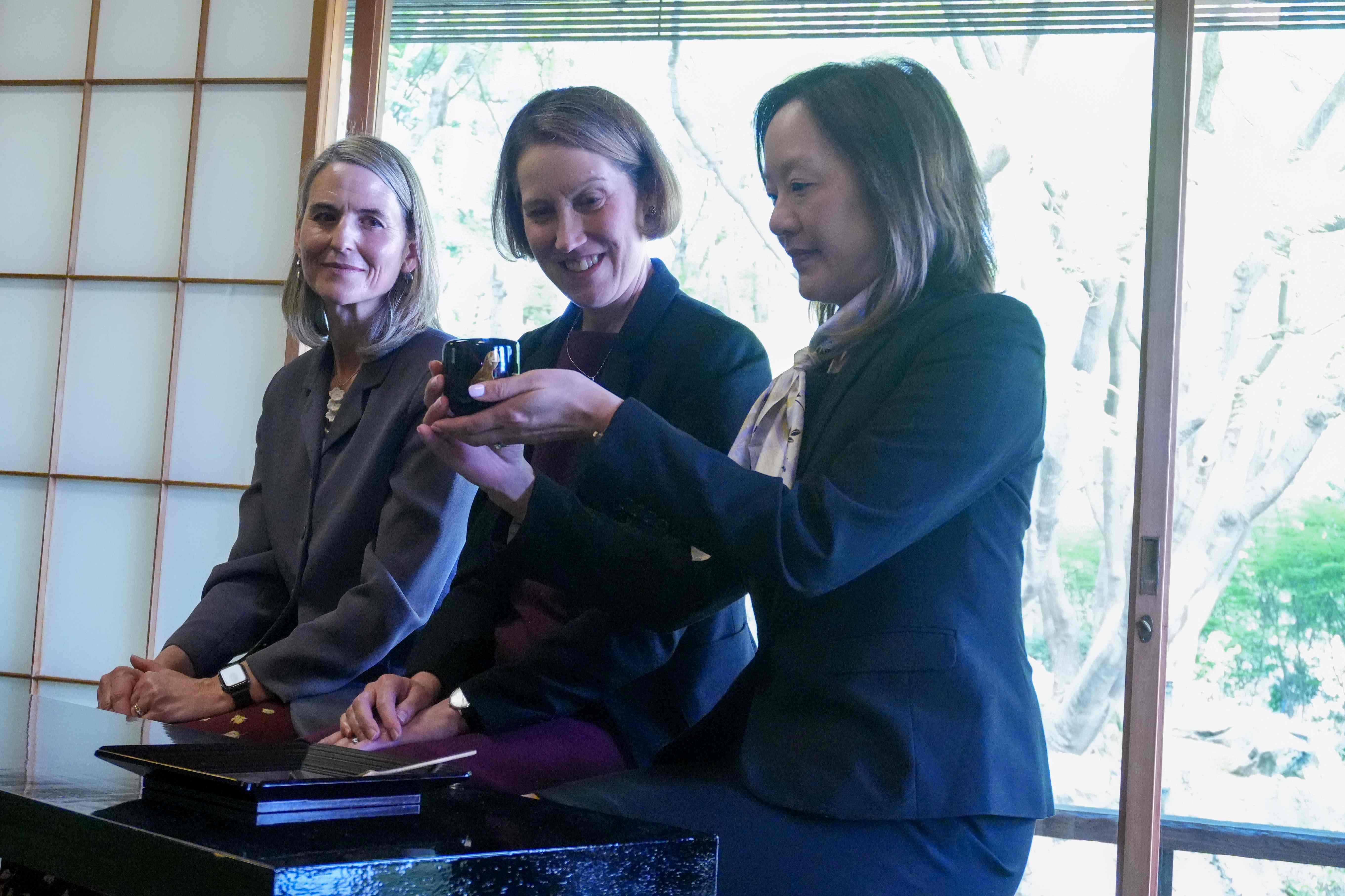 Mrs. Kishida attending a Japanese tea ceremony with JET Program alumni and others (4)