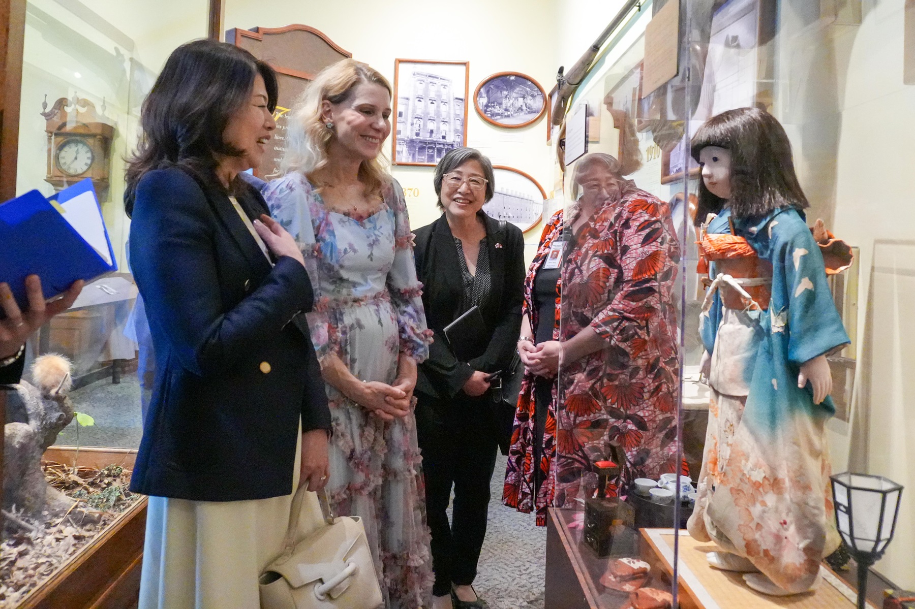 Mrs. Kishida visiting the North Carolina Museum of Natural Sciences (1)