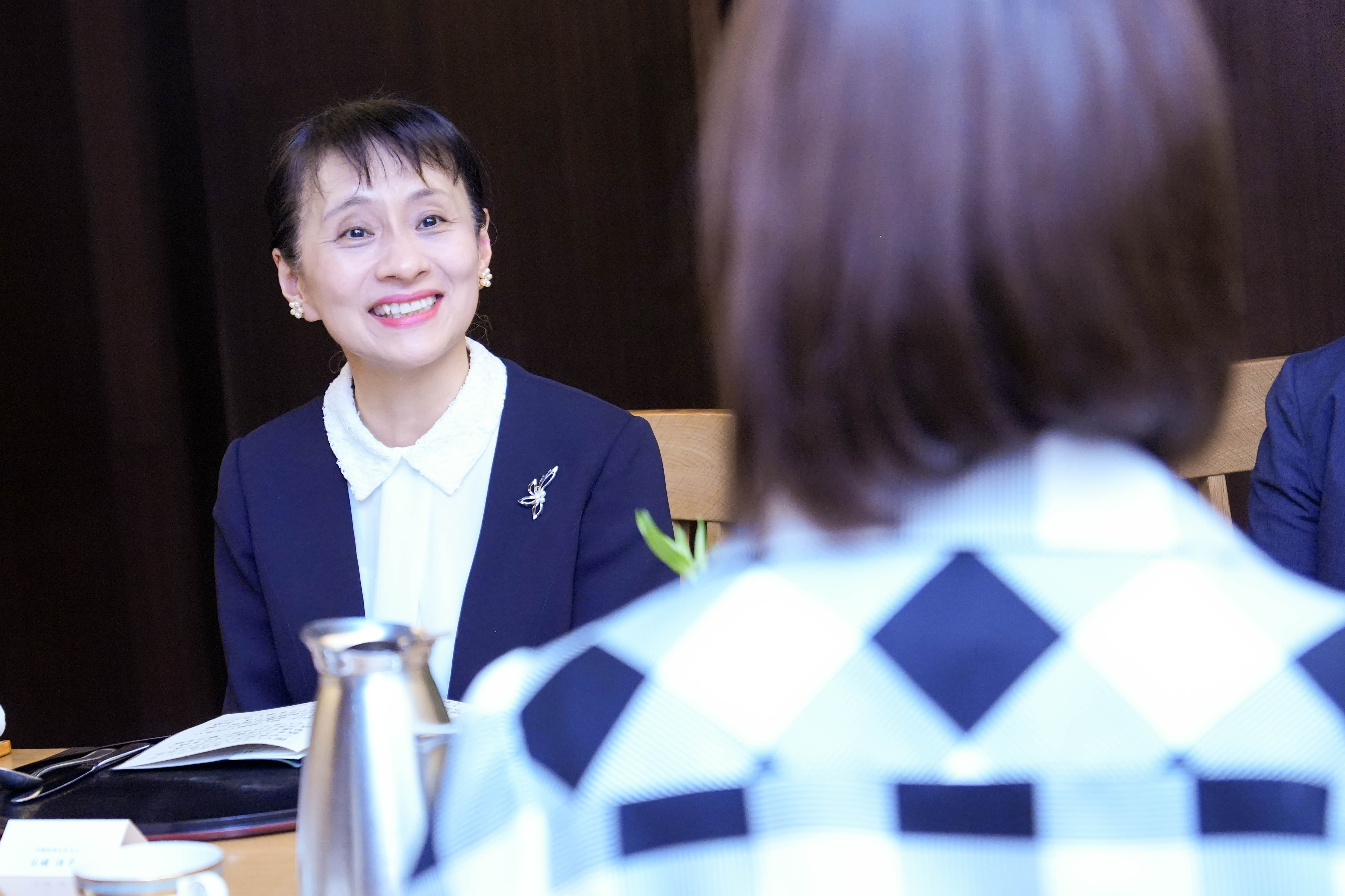 Mrs. Ishiba holding a discussion with Japanese women active in Malaysia (1)