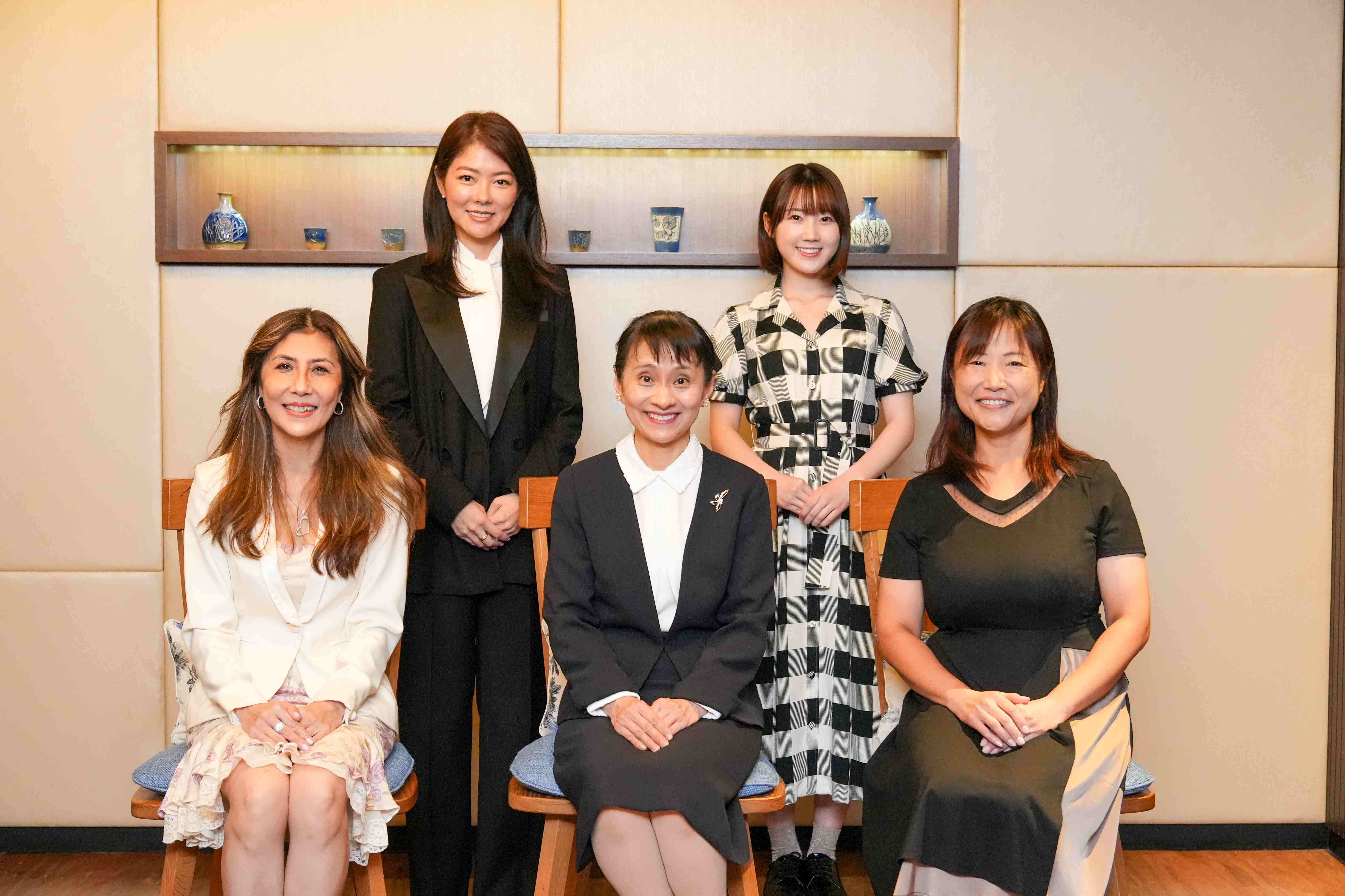 Mrs. Ishiba holding a discussion with Japanese women active in Malaysia (2)