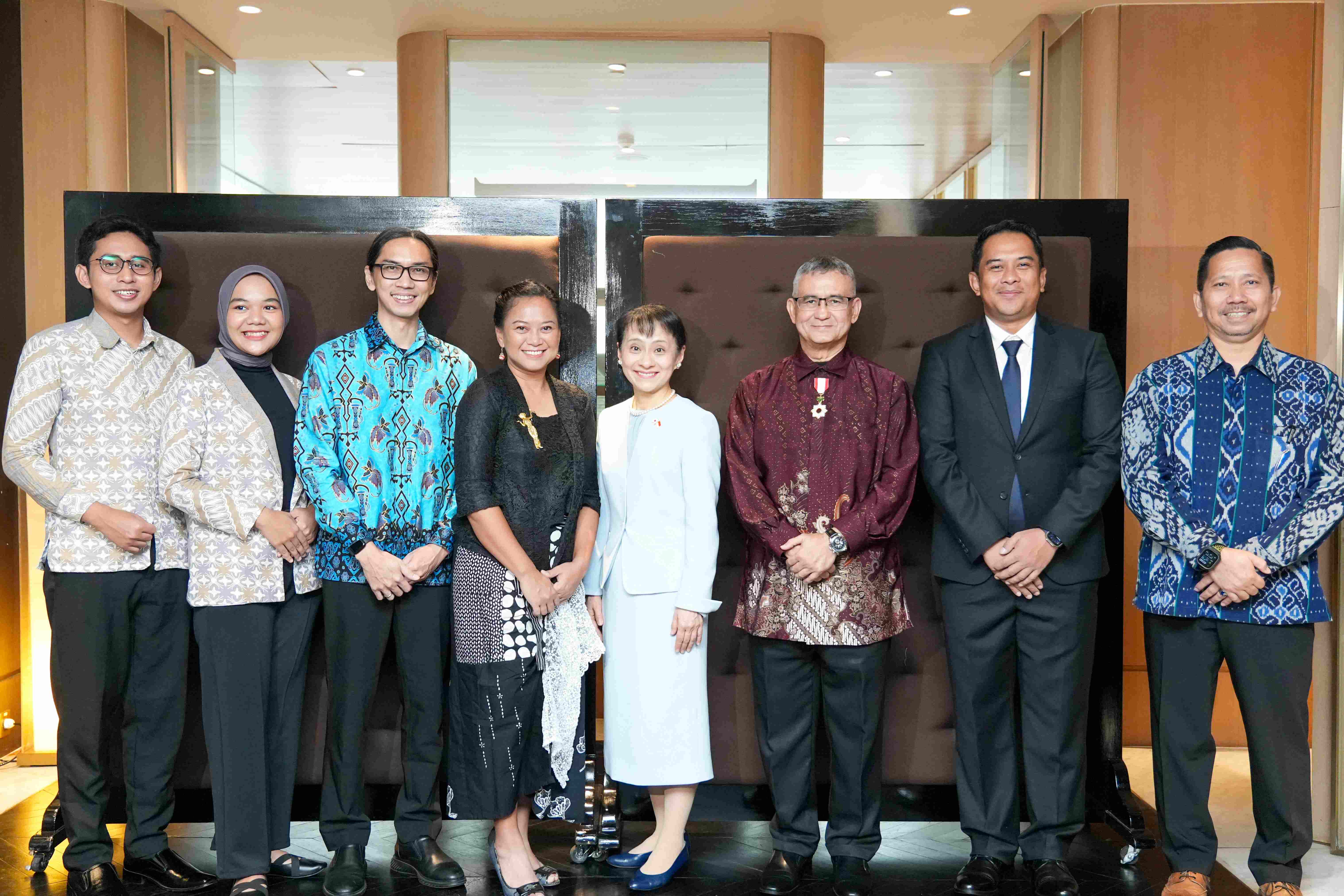 Mrs. Ishiba holding a discussion with members of the alumni association of the Ship for Southeast Asian and Japanese Youth Program (1)