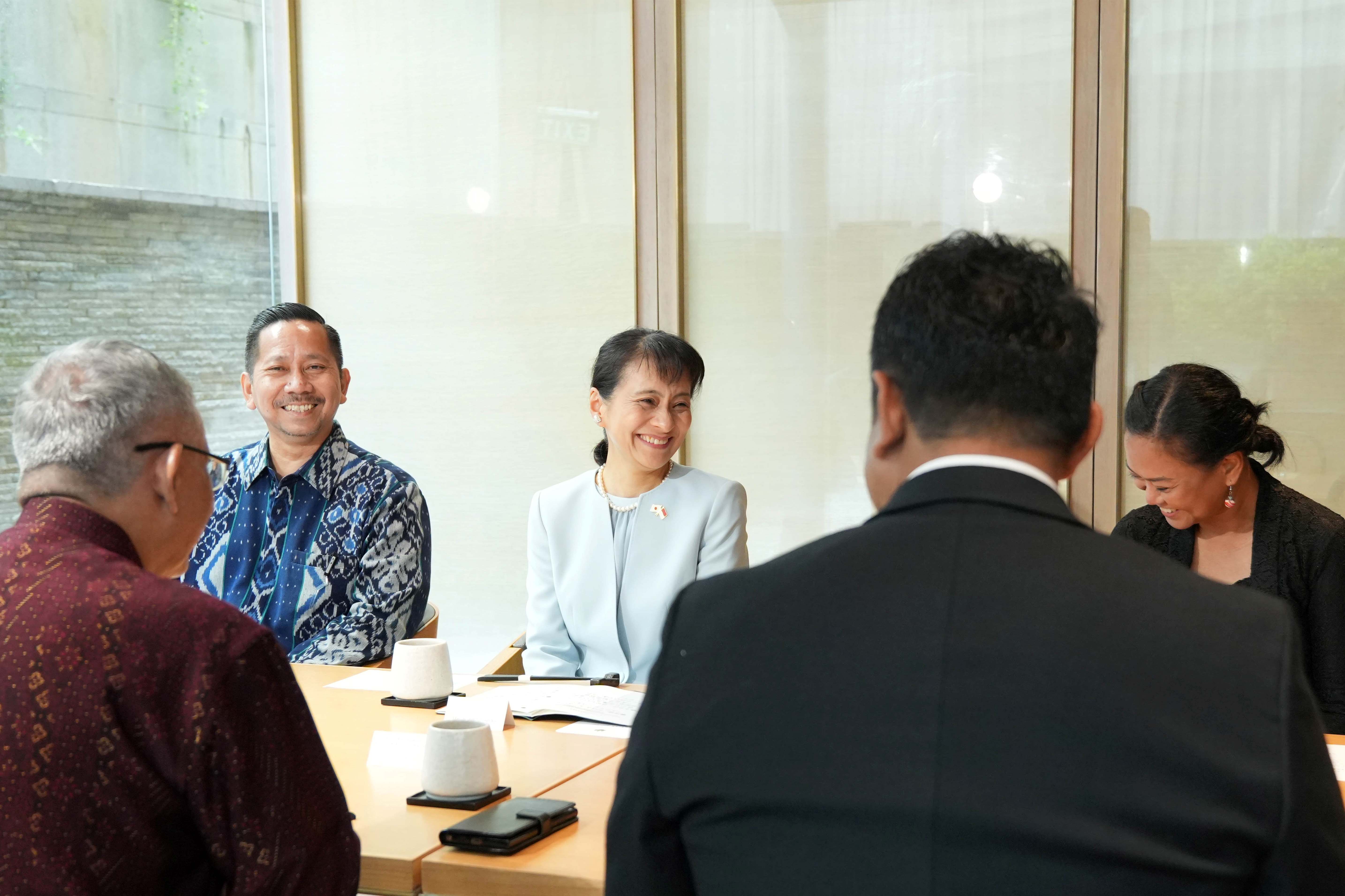 Mrs. Ishiba holding a discussion with members of the alumni association of the Ship for Southeast Asian and Japanese Youth Program (2)