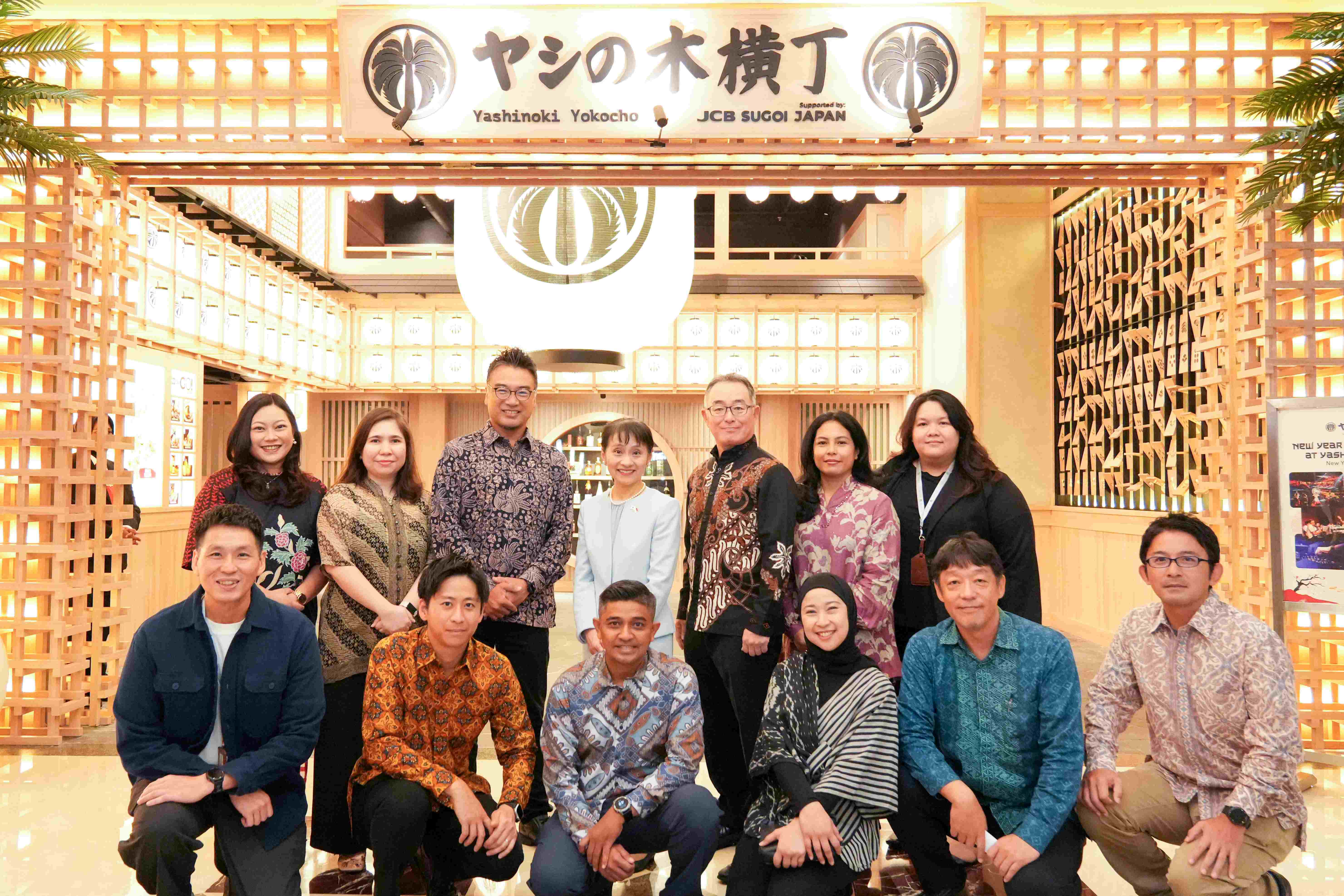 Mrs. Ishiba visiting the Yashinoki Yokocho (1)