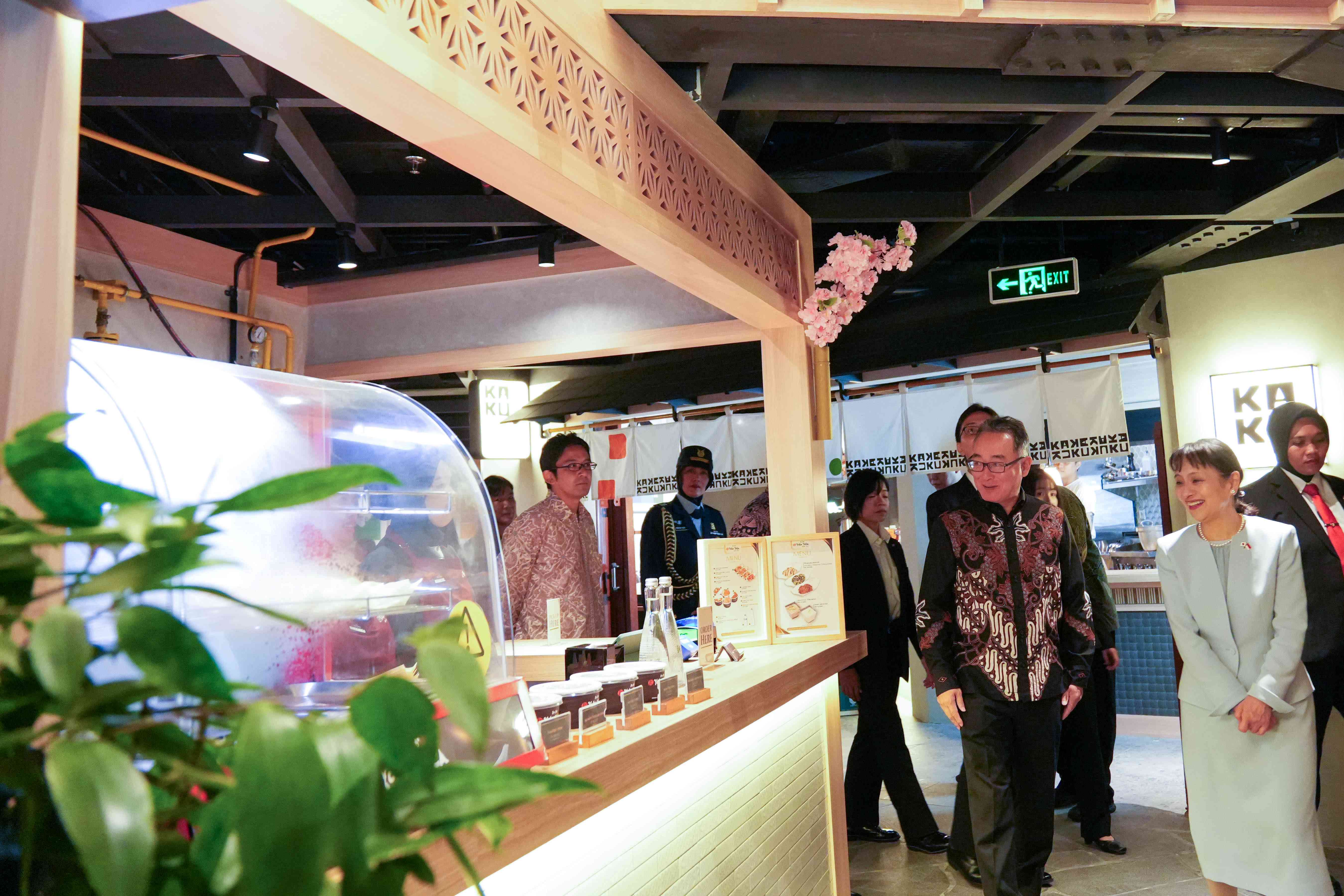 Mrs. Ishiba visiting the Yashinoki Yokocho (3)