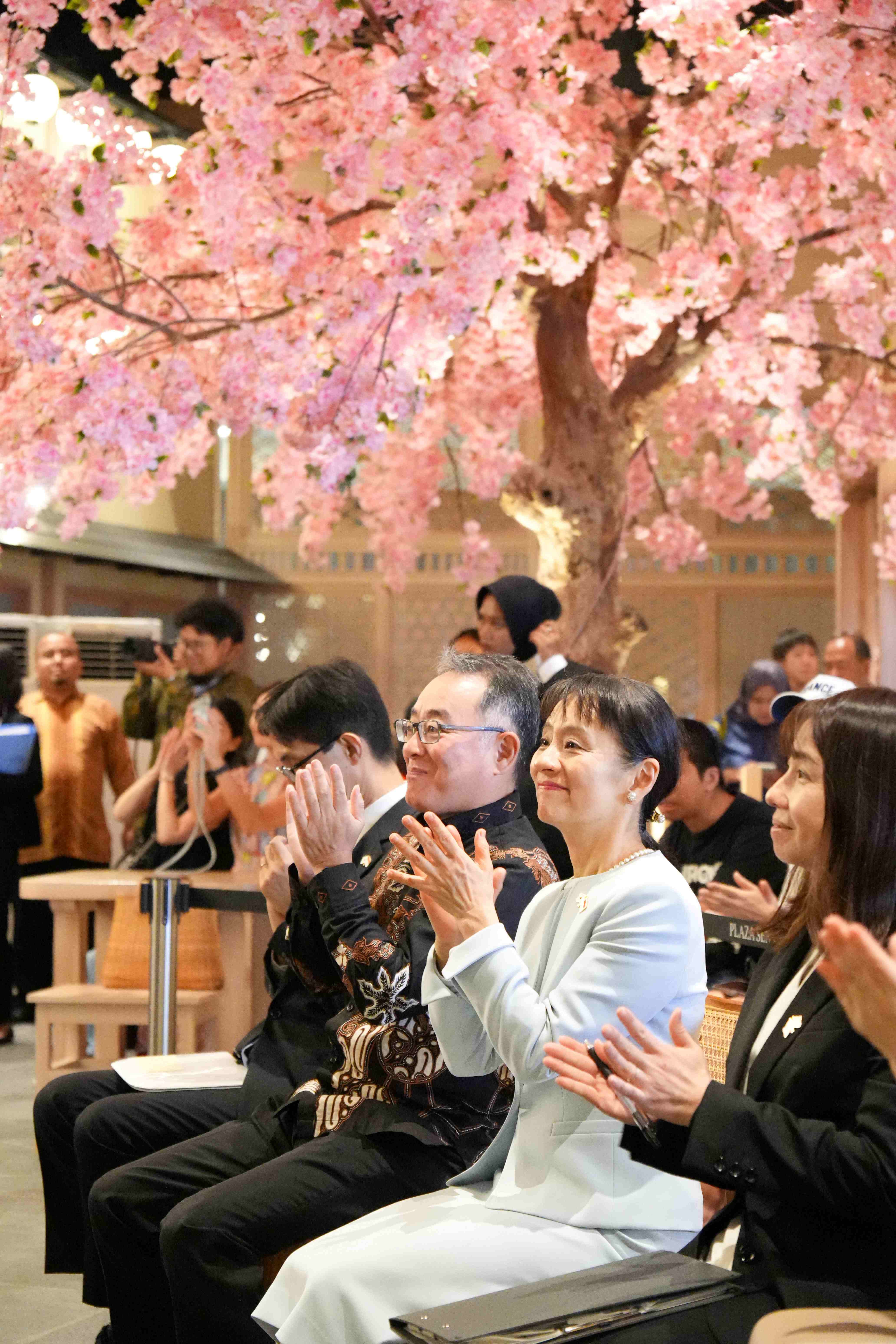 Mrs. Ishiba watching performances by a Japanese wind orchestra and a wadaiko team (2)