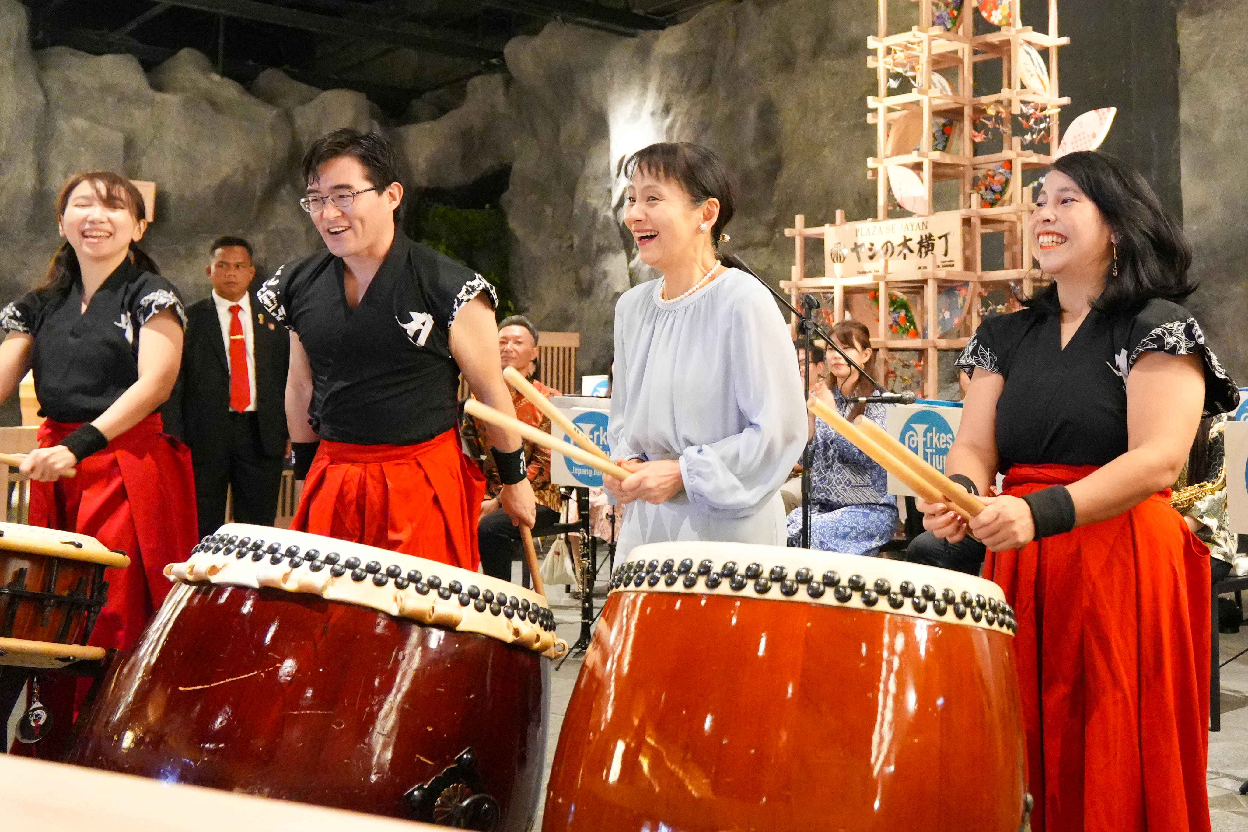 Mrs. Ishiba watching performances by a Japanese wind orchestra and a wadaiko team (1)