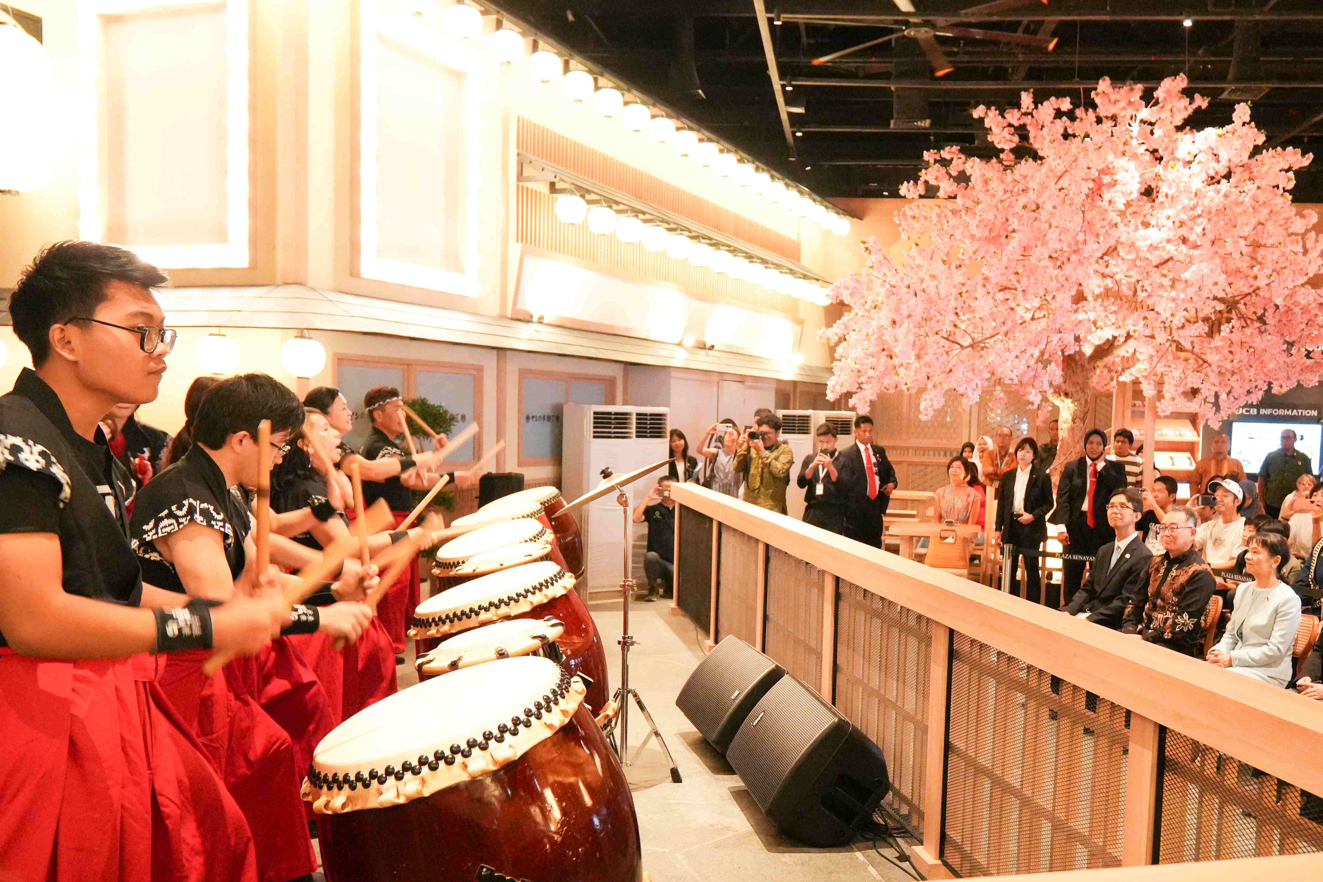 Mrs. Ishiba watching performances by a Japanese wind orchestra and a wadaiko team (4)