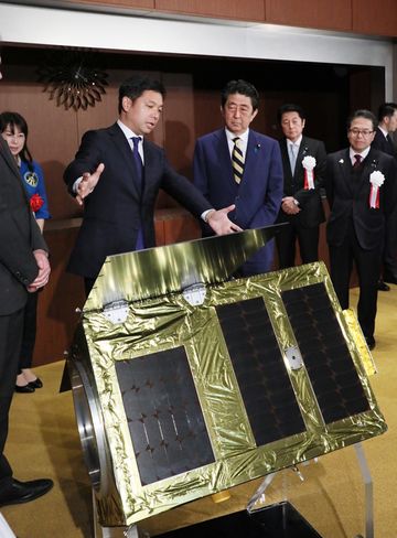 Photograph of the Prime Minister viewing an exhibit by a space start-up (1)