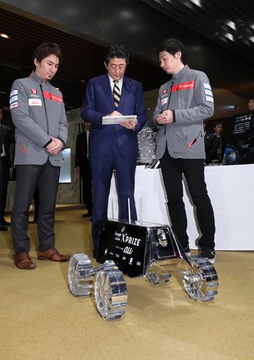 Photograph of the Prime Minister viewing an exhibit by a space start-up (3)