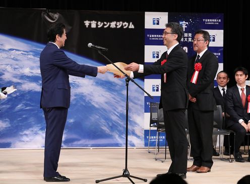 Photograph of the Prime Minister presenting an award (1)