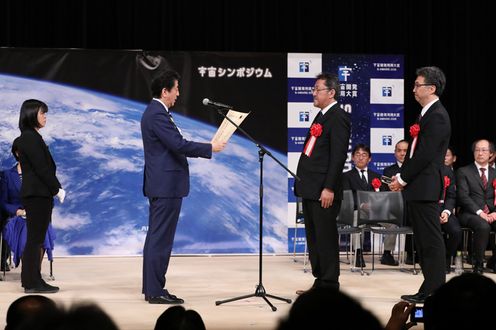 Photograph of the Prime Minister presenting an award (2)