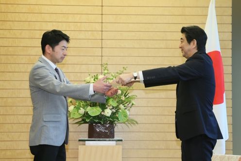 Photograph of the Prime Minister presenting a certificate of award (1)