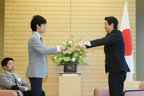 Photograph of the Prime Minister presenting a certificate of award (2)