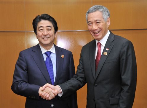 Photograph of the Prime Minister shaking hands with the Prime Minister of Singapore