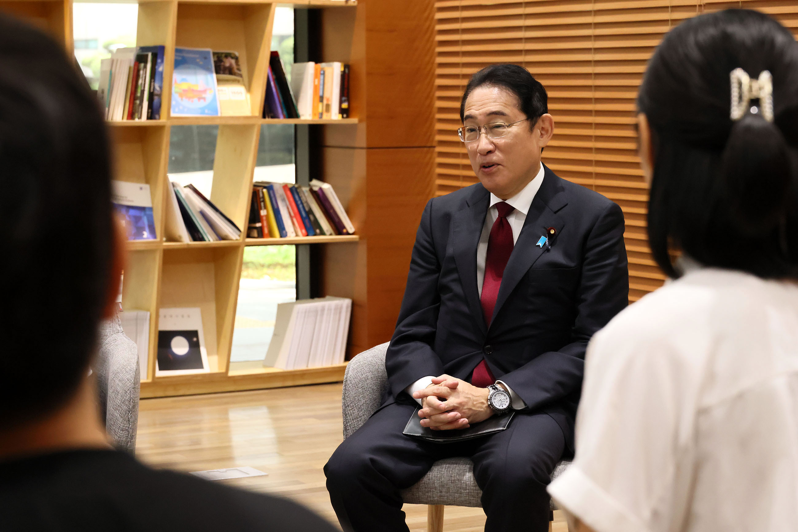 Prime Minister Kishida exchanging views with Japanese and Korean students (3)