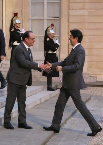Photograph of the Prime Minister being welcomed by the President of France (1)