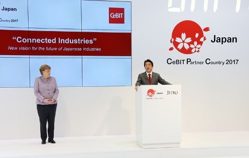 Photograph of the Prime Minister delivering an address at CeBIT (1)