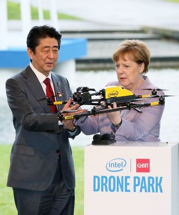 Photograph of the Prime Minister and the Chancellor of Germany visiting CeBIT (1)