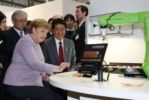 Photograph of the Prime Minister and the Chancellor of Germany visiting CeBIT (2)