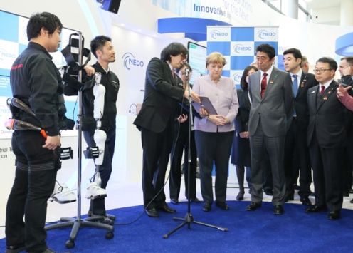 Photograph of the Prime Minister and the Chancellor of Germany visiting CeBIT (3)