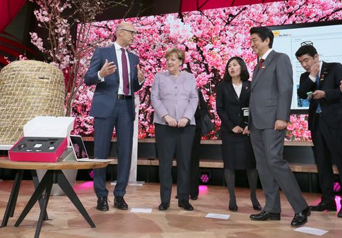 Photograph of the Prime Minister and the Chancellor of Germany visiting CeBIT (4)