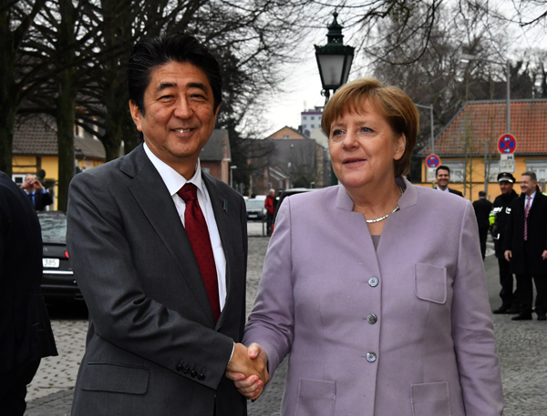 Photograph of the Prime Minister shaking hands with the Chancellor of Germany (Pool Photo)