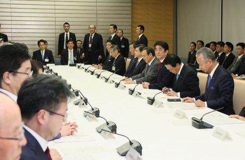 Photograph of the Prime Minister attending the meeting (2)