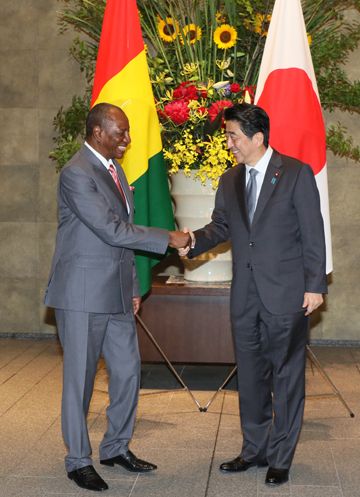 Photograph of the Prime Minister welcoming the President of Guinea