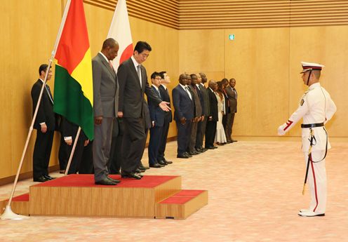 Photograph of the salute and the guard of honor ceremony (1)