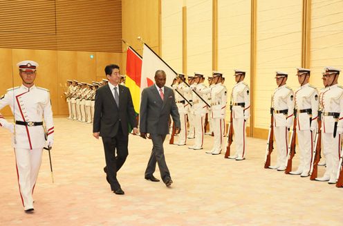 Photograph of the salute and the guard of honor ceremony (2)