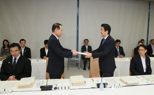 Photograph of the Prime Minister receiving the ninth proposal