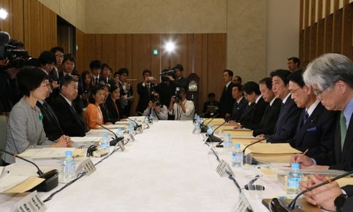 Photograph of the Prime Minister delivering an address (2)