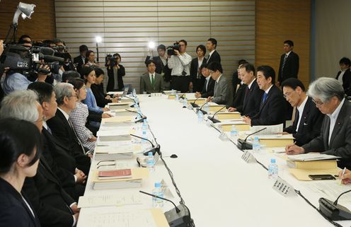 Photograph of the Prime Minister delivering an address (2)