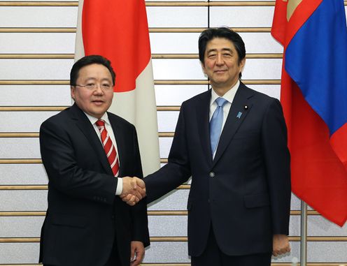 Photograph of the leaders shaking hands