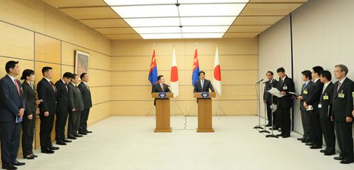 Photograph of the joint press announcement (2)