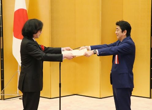 Photograph of the Prime Minister presenting a certificate of award (1)