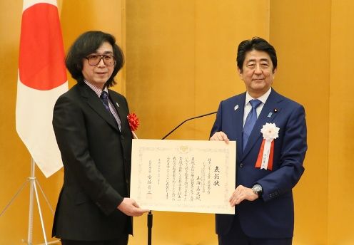 Photograph of the Prime Minister presenting a certificate of award (2)