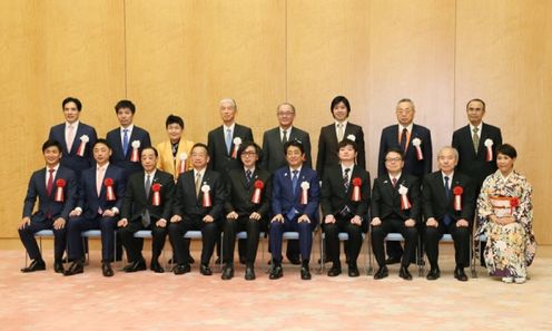 Photograph of the Prime Minister taking a commemorative photograph with award winners and judges