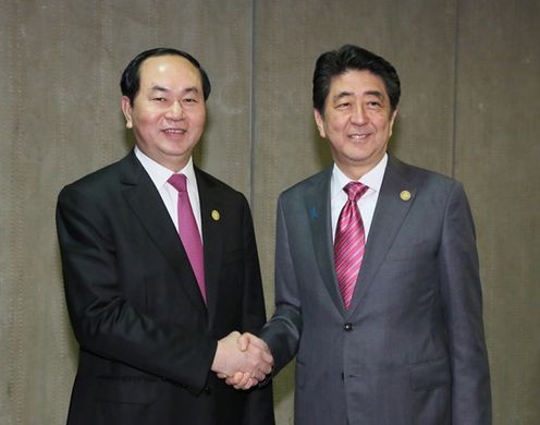 Photograph of the Prime Minister shaking hands with the President of Viet Nam