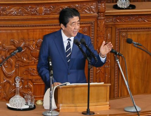 Photograph of the Prime Minister delivering a policy speech during the plenary session of the House of Representatives (1)