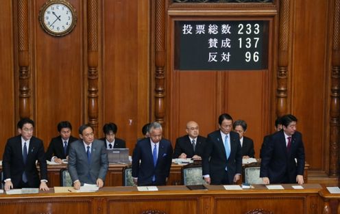 Photograph of the Prime Minister bowing after the vote