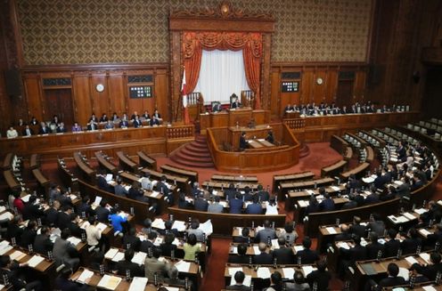 Photograph of the vote in the plenary session of the House of Councillors