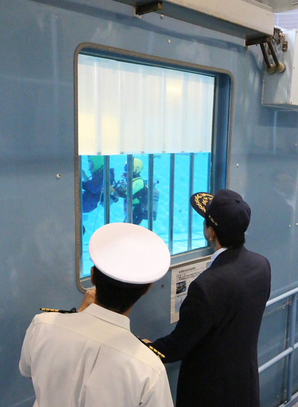 Photograph of the Prime Minister observing the rescue drill