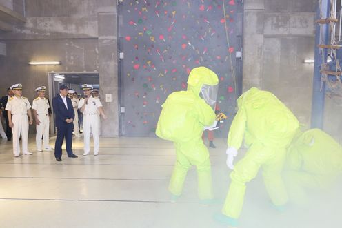 Photograph of the Prime Minister observing the contamination containment drill