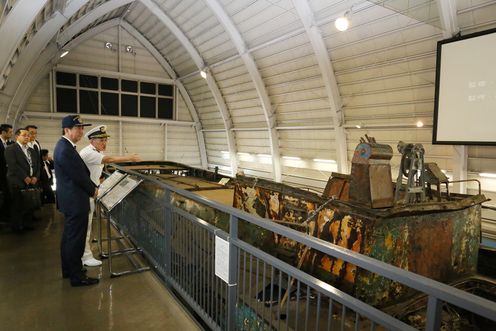 Photograph of the Prime Minister visiting the Japan Coast Guard Museum Yokohama