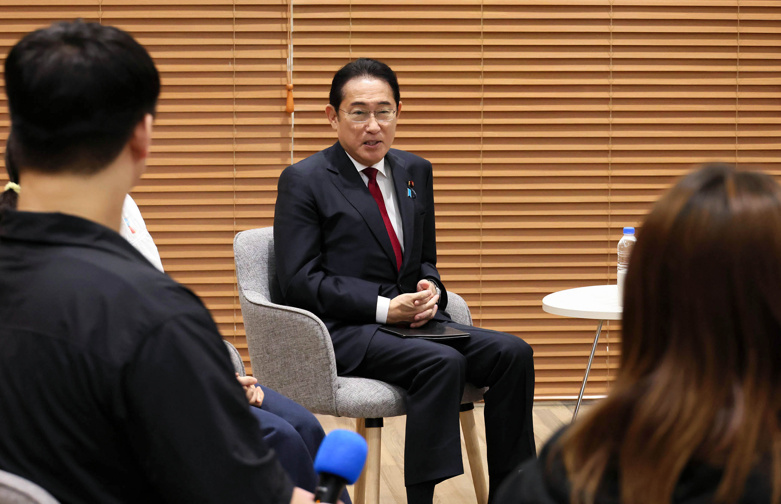 Prime Minister Kishida exchanging views with Japanese and Korean students (4)