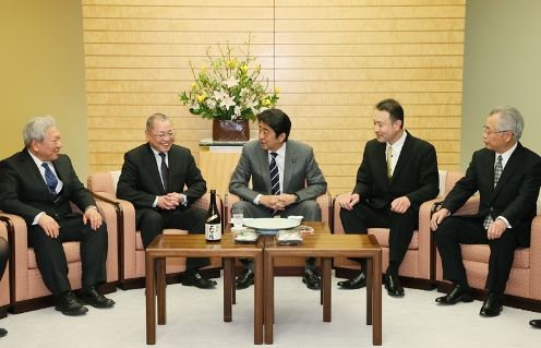 Photograph of the Prime Minister receiving the courtesy call (2)