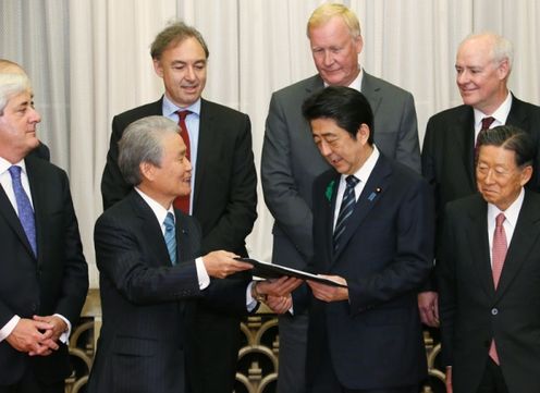 Photograph of the Prime Minister receiving the proposal (2)