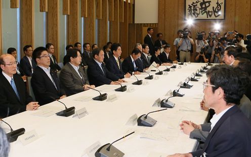 Photograph of the Prime Minister attending the meeting (2)